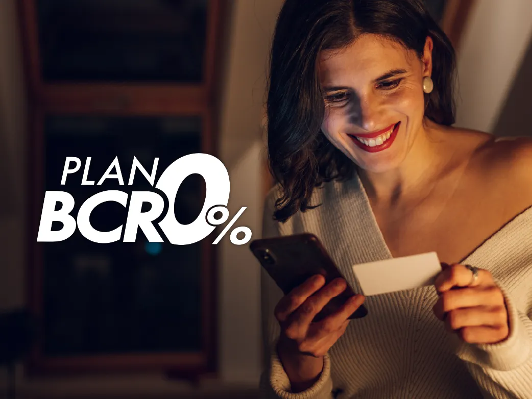 hombre sosteniendo telefono celular de frente