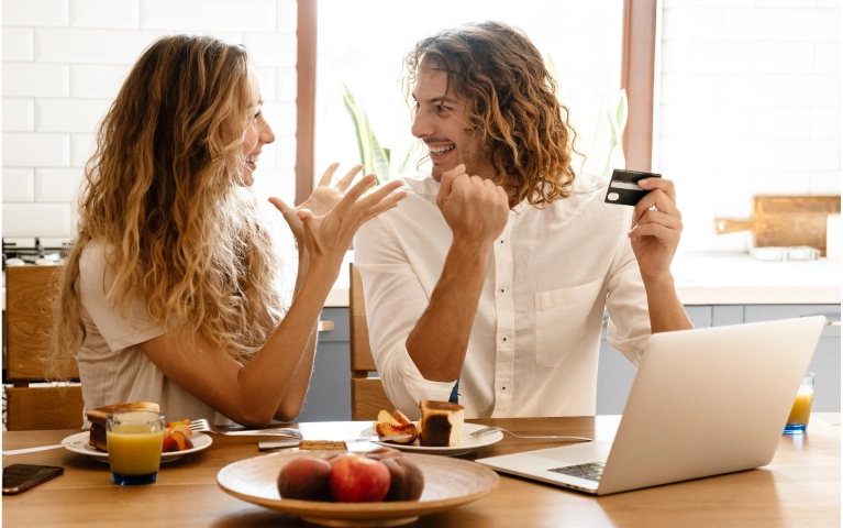 Pareja disfrutando los beneficios del plan cero