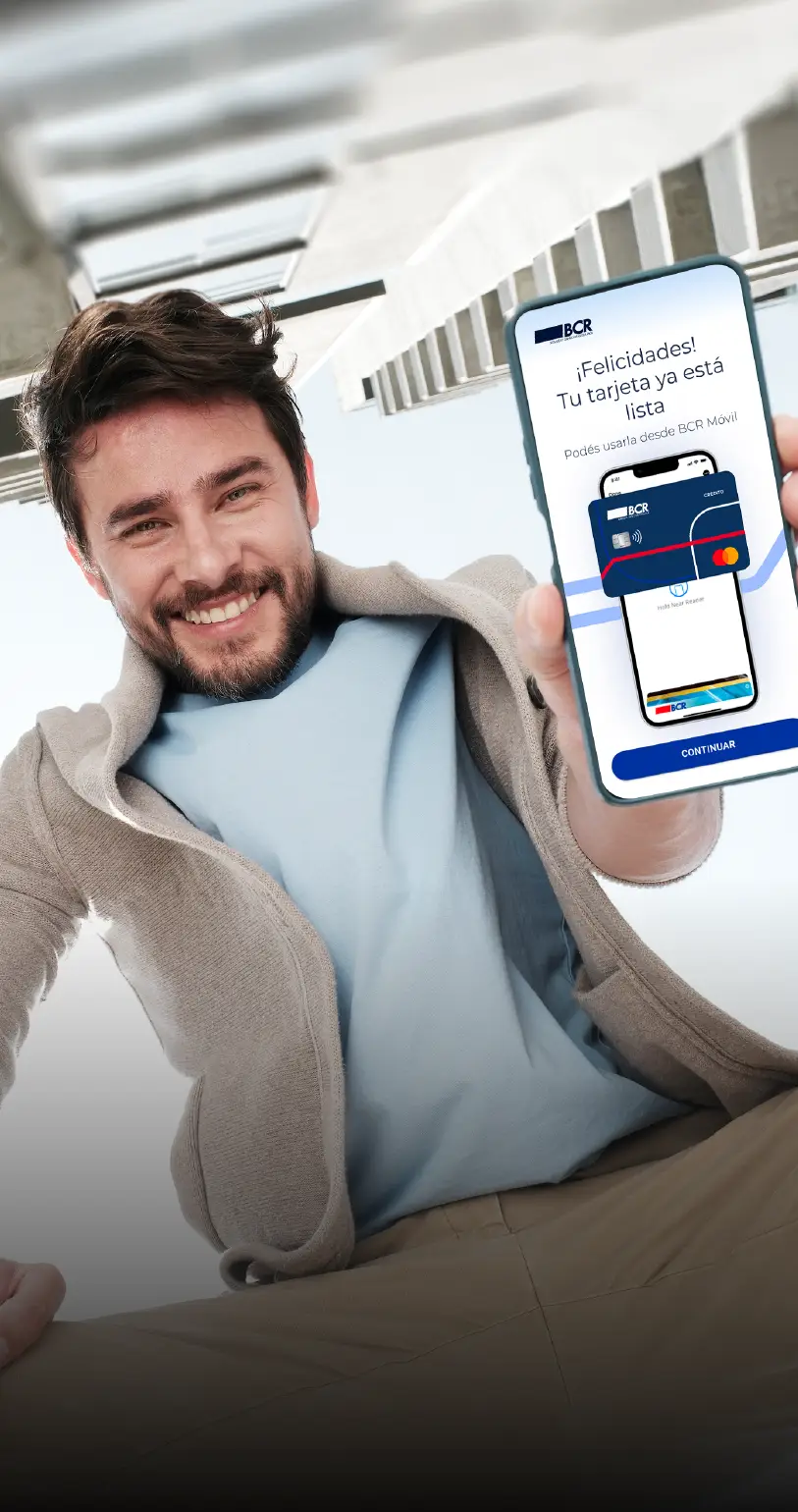 Hombre feliz sentado en su sofa