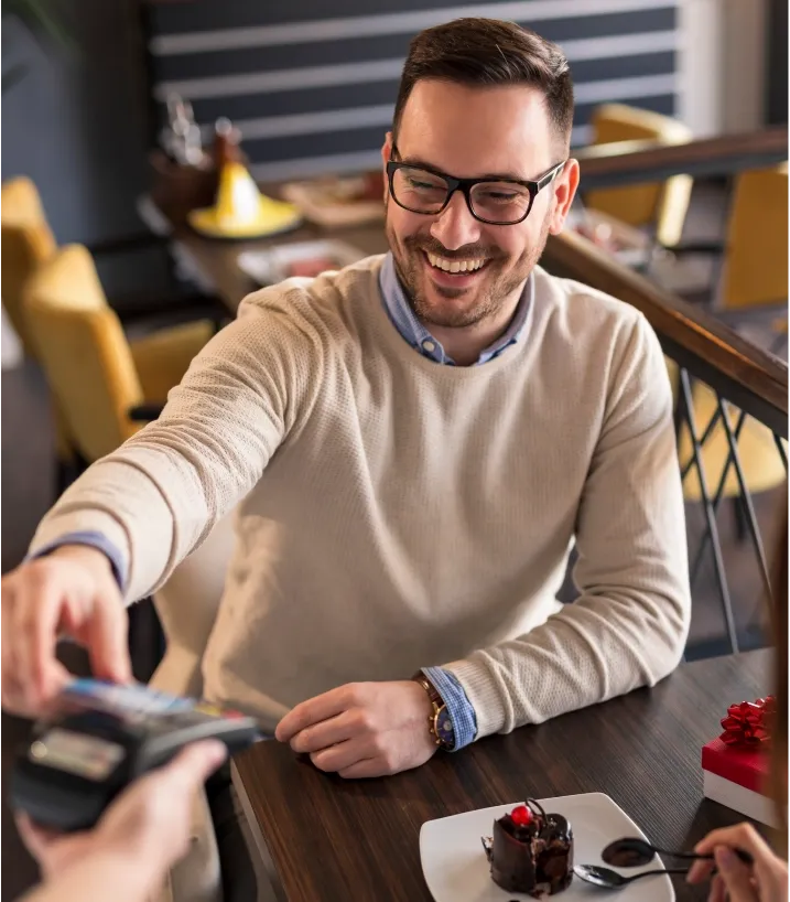 Persona pagando con su tarjeta BCR