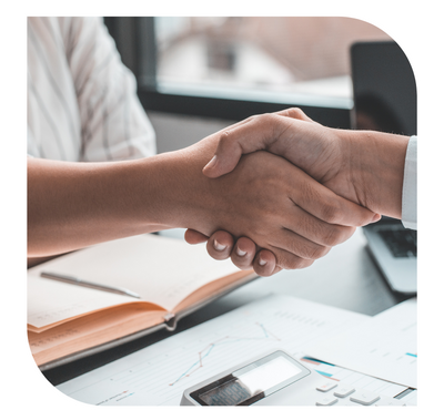 Imagen de dos personas dandose las manos