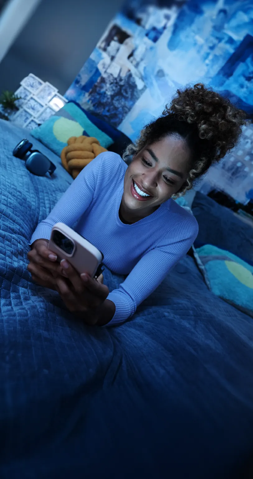 Mujer mirando su teléfono 