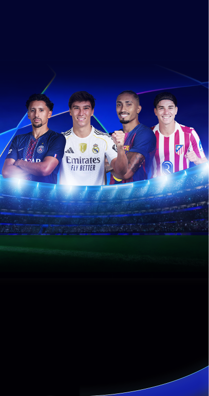 Hombre sujetando un letrero con el logo de boom beneficios