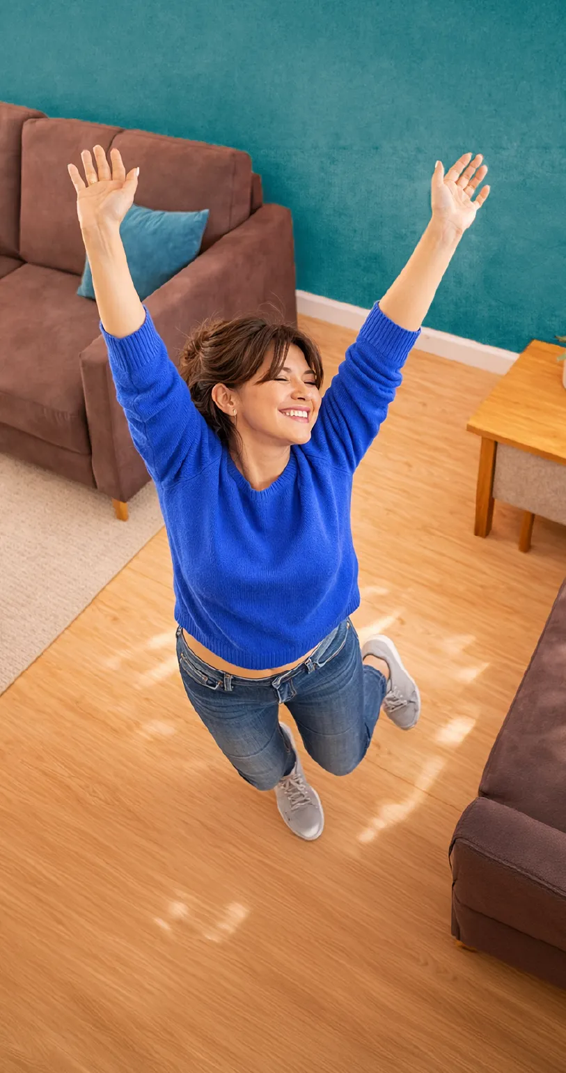 Mujer feliz con casa nueva