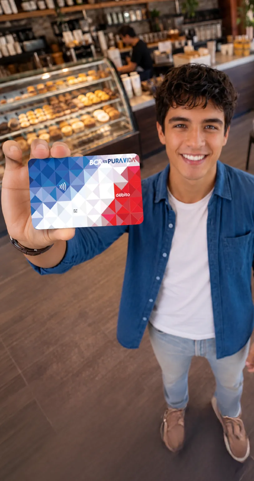 Persona disfrutando de los beneficios de su tarjeta Pura Vida