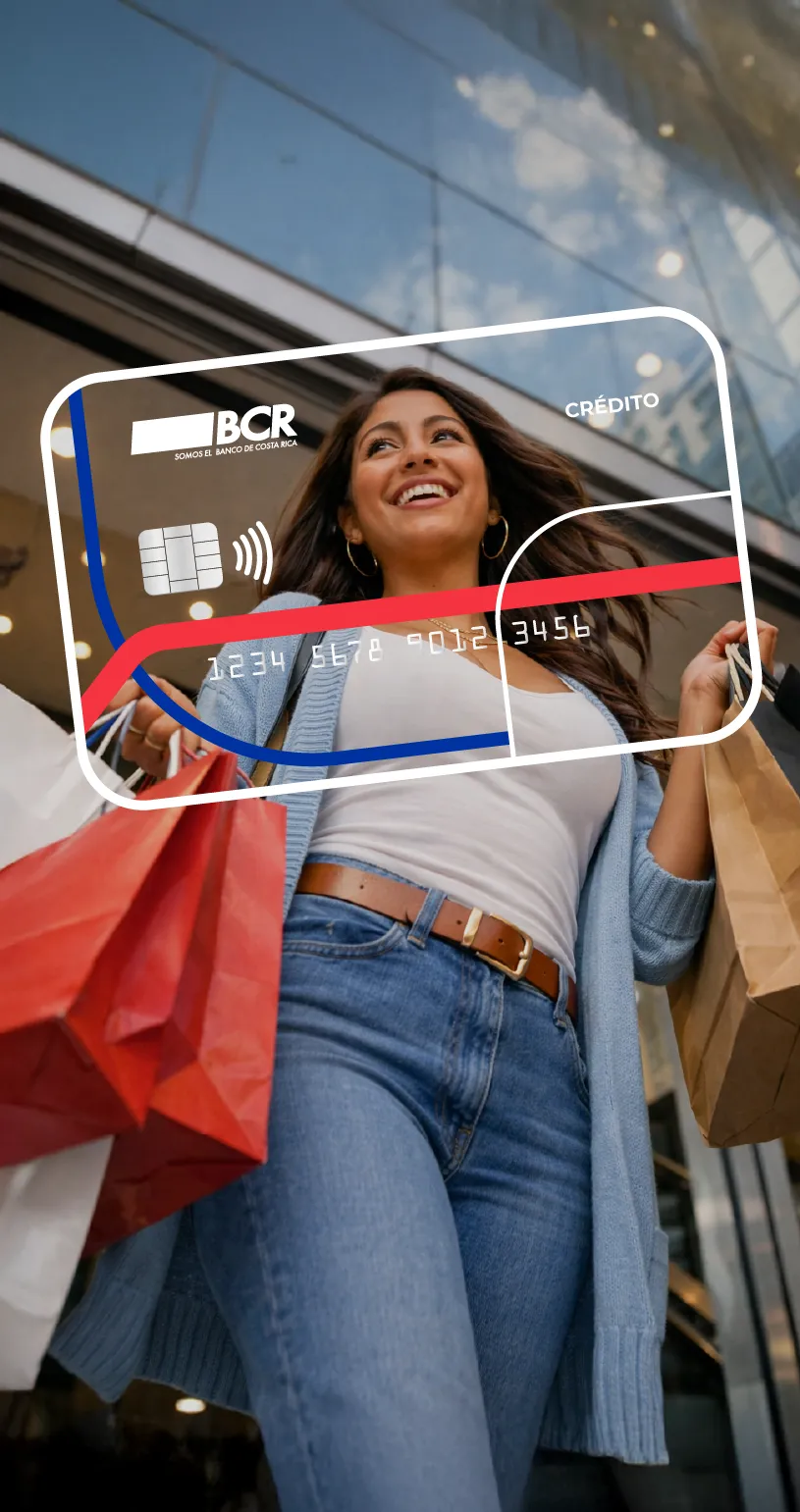 Mujer realizando compras con su tarjeta