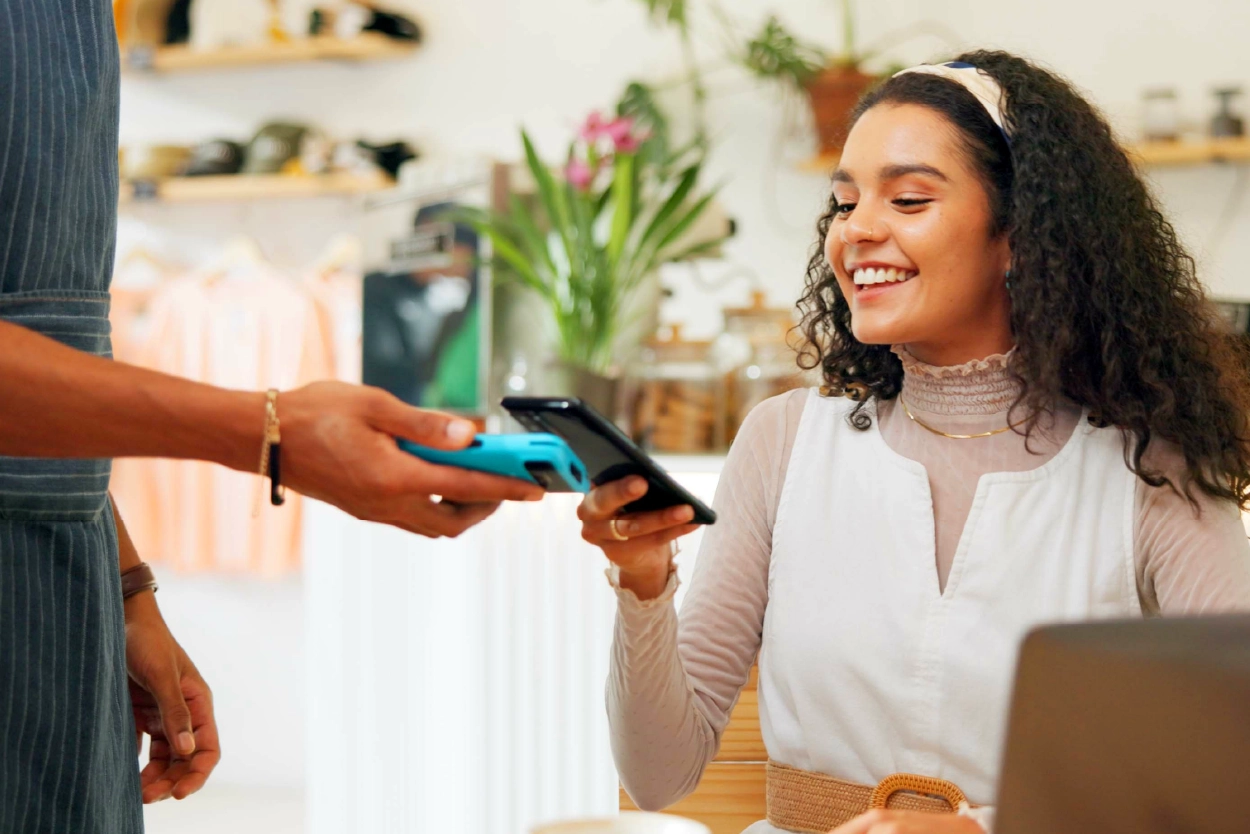 Mujer pagando con el telefono