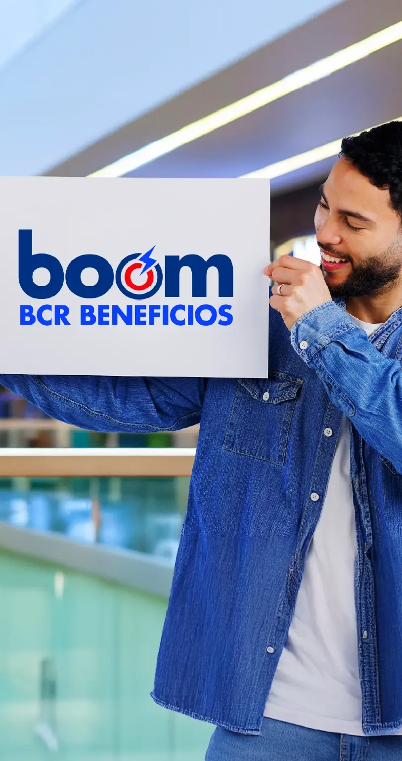 Hombre con letrero boom bcr beneficios