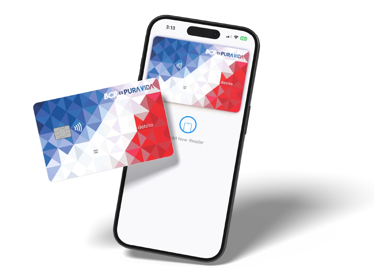 Teléfono inteligente mostrando la tarjeta digital BCR Pura Vida en una billetera electrónica junto al plástico físico de la tarjeta