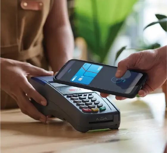 Pagando con un teléfono móvil en un datáfono