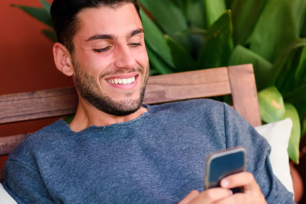Hombre mirando dispositivo movil