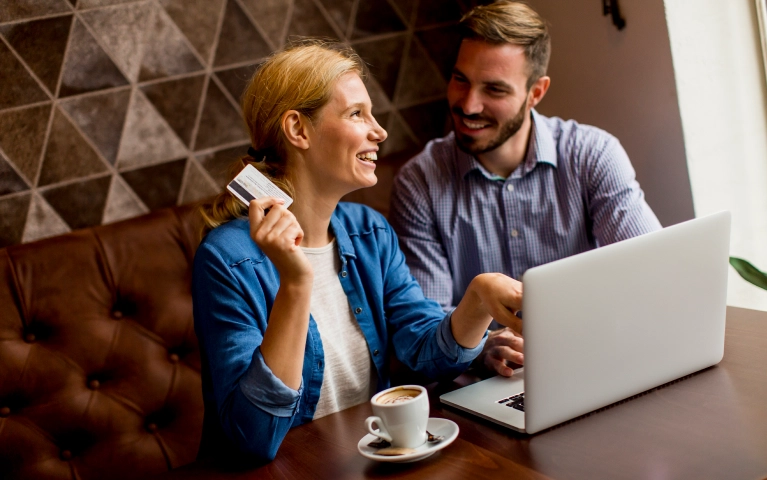 Pareja saliendo de viaje con su préstamo de consumo
