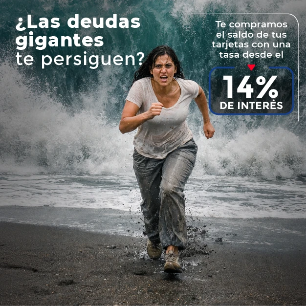 Mujer con su tarjeta