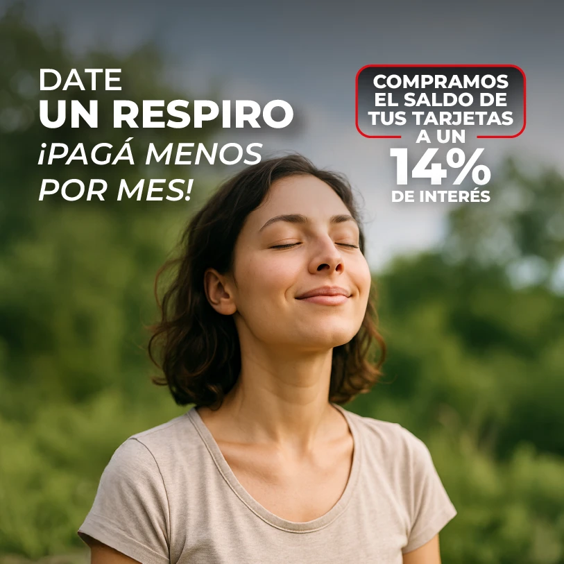 Mujer con su tarjeta