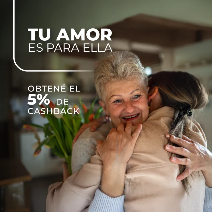 Mujer con su tarjeta